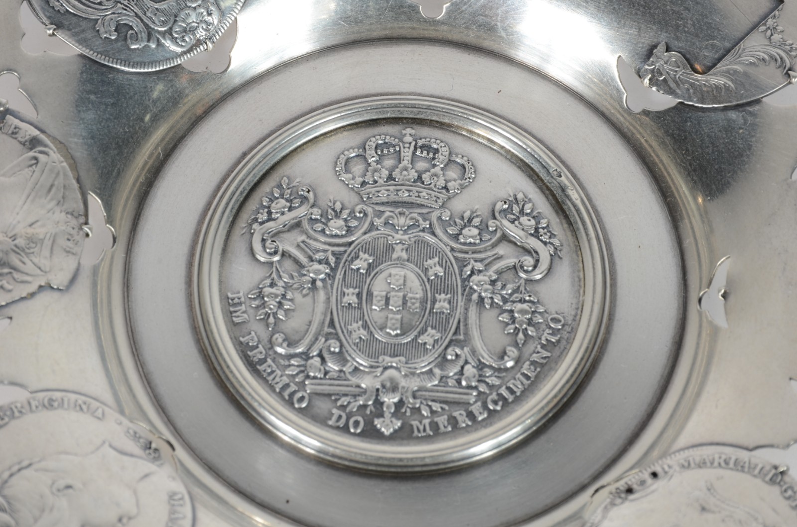 Salva de prata portuguesa, contraste Javali - 1º título com moedas... - foto 3 de 5