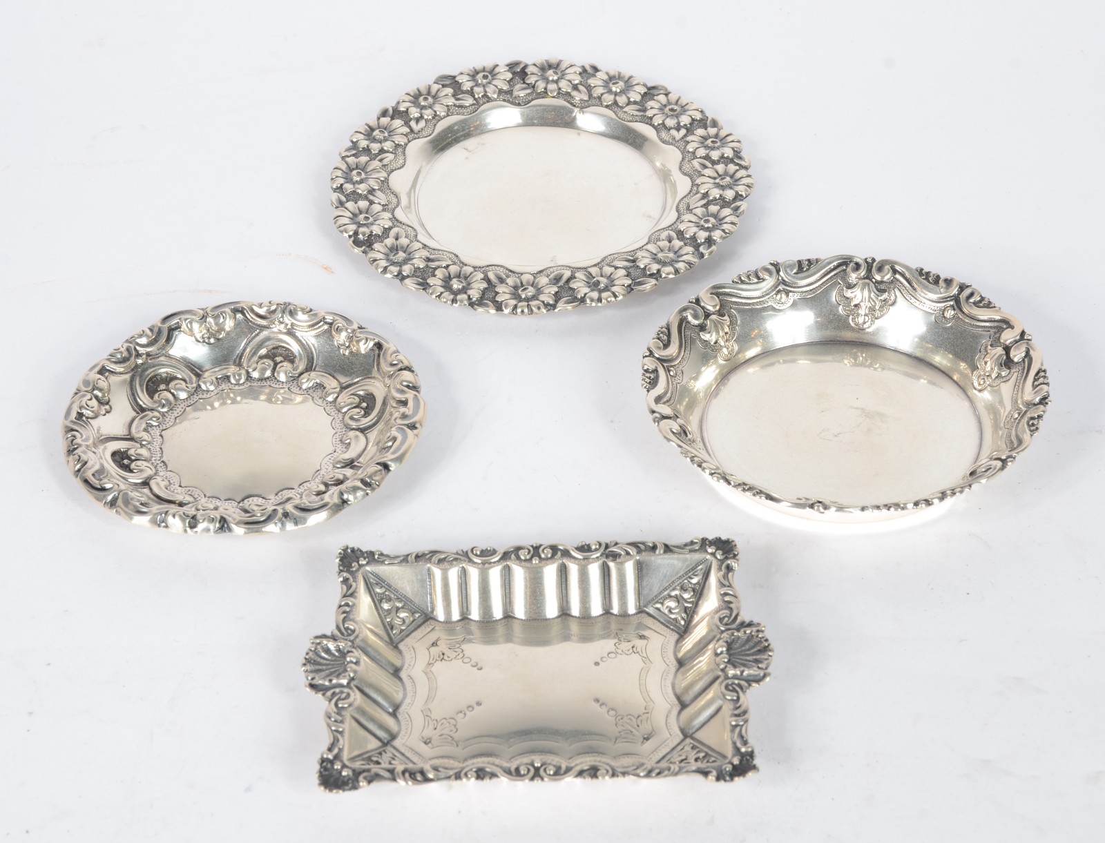 Diversas peças de prata, sendo: salva com borda decorada com... - foto 1 de 7