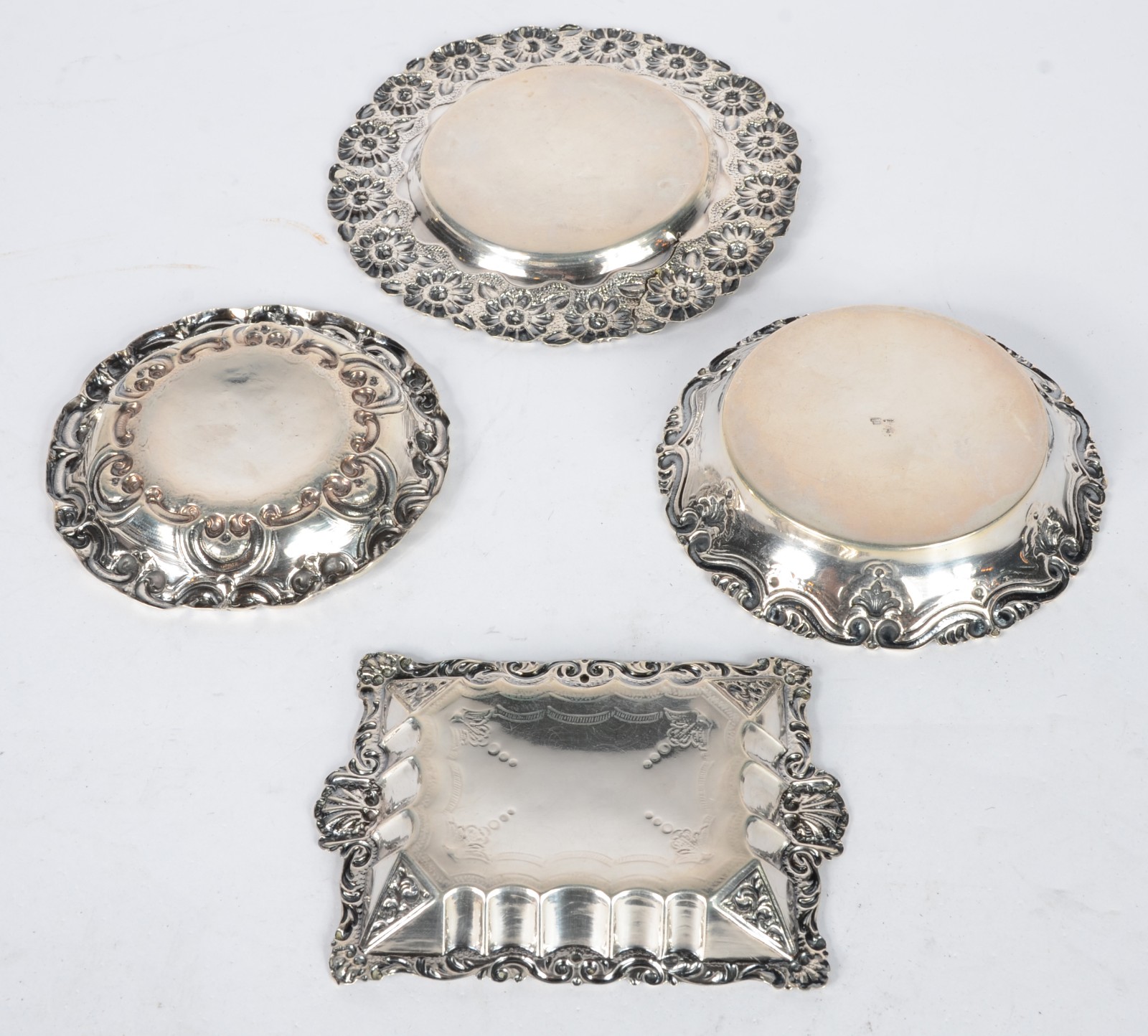 Diversas peças de prata, sendo: salva com borda decorada com... - foto 4 de 7