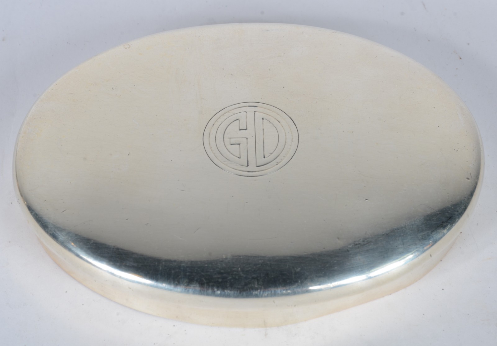 Duas peças de prata, sendo tampa oval com as iniciais "GD" e porta pó... - foto 2 de 7