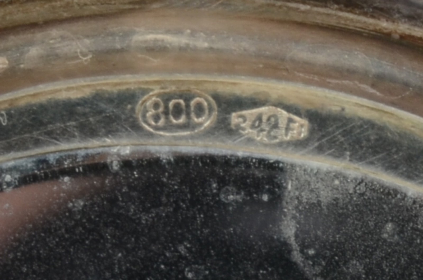 Duas peças de prata, sendo tampa oval com as iniciais "GD" e porta pó... - foto 7 de 7