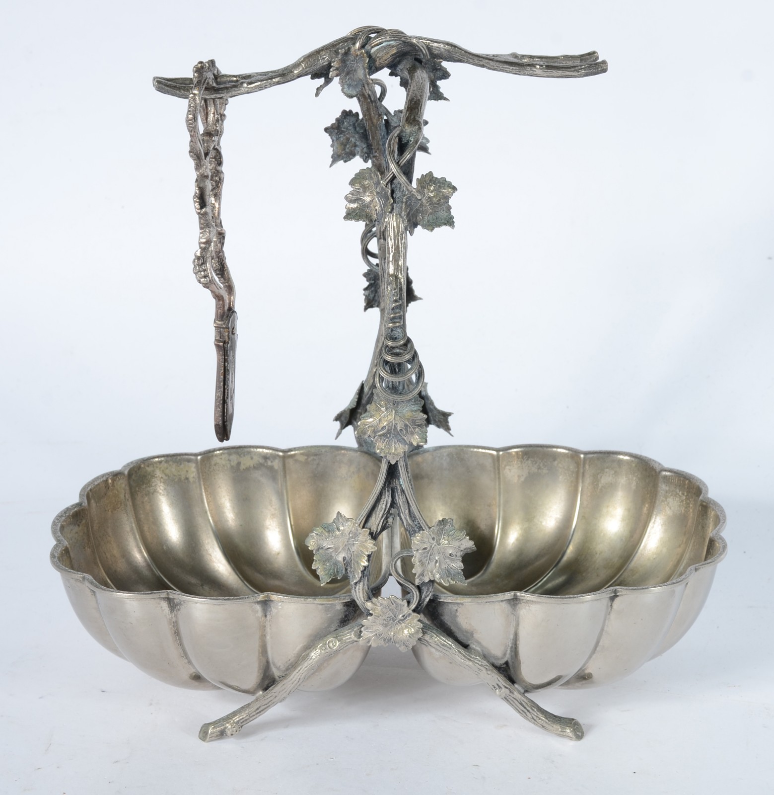 Uveira de metal prateado, bowl duplo trabalhado em gomos, alça... - foto 1 de 10