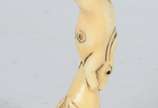 Netsuke de marfim representando coelho, assinado. - Netsuke de marfim representando coelho, assinado.