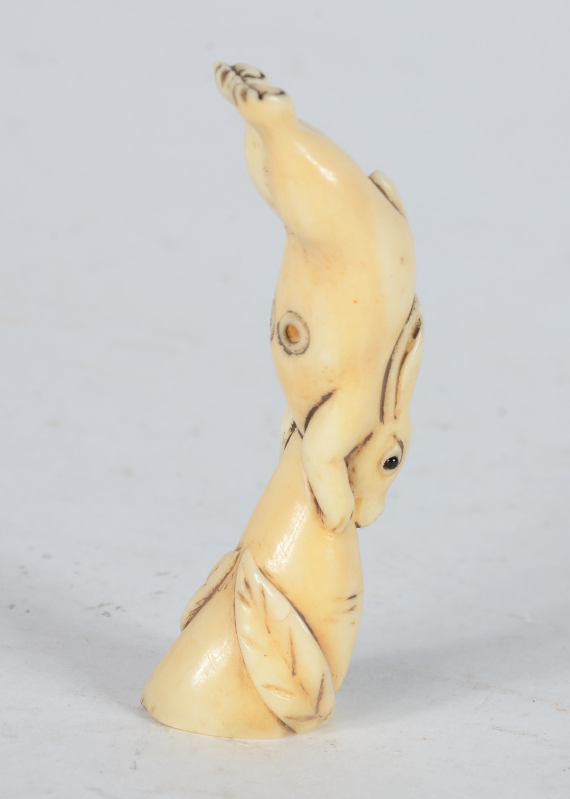 Netsuke de marfim representando coelho, assinado. - foto 1 de 5