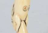 Netsuke de marfim representando coelho, assinado. - Netsuke de marfim representando coelho, assinado.