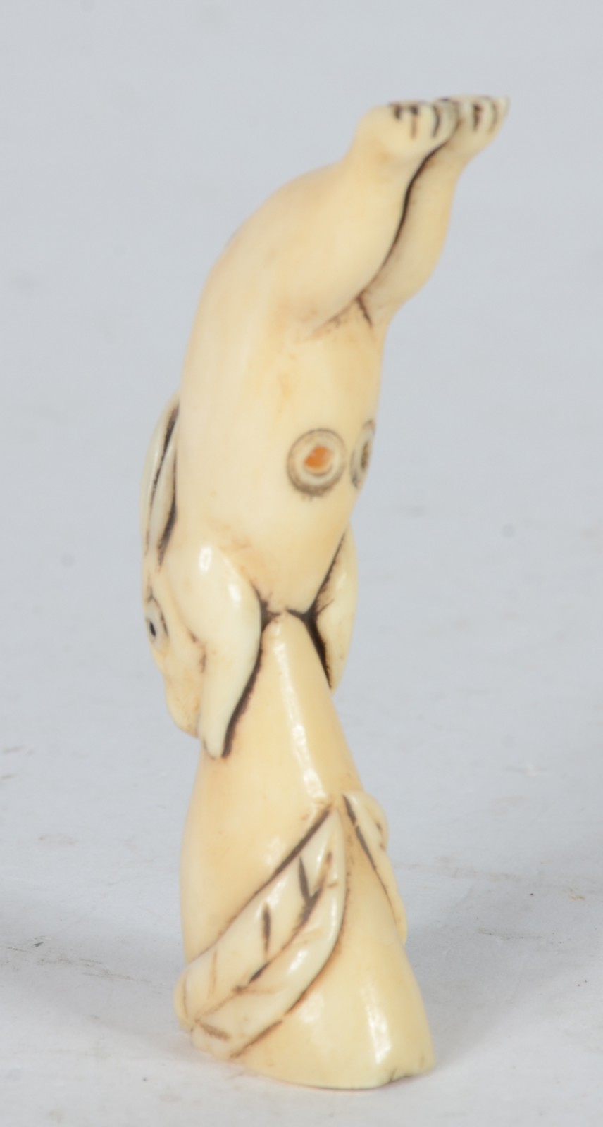 Netsuke de marfim representando coelho, assinado. - foto 2 de 5