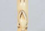 Netsuke de marfim representando coelho, assinado. - Netsuke de marfim representando coelho, assinado.