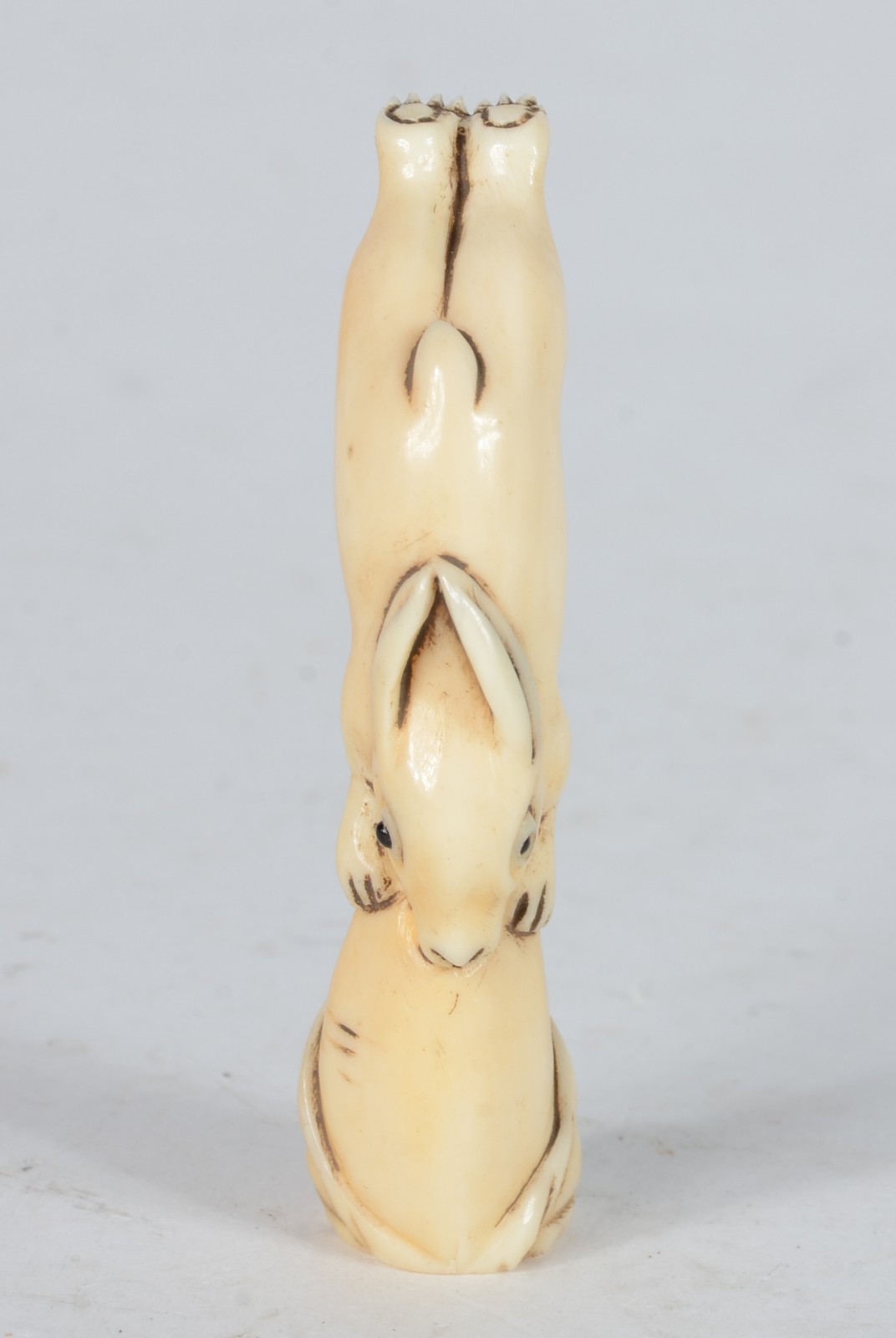Netsuke de marfim representando coelho, assinado. - foto 3 de 5