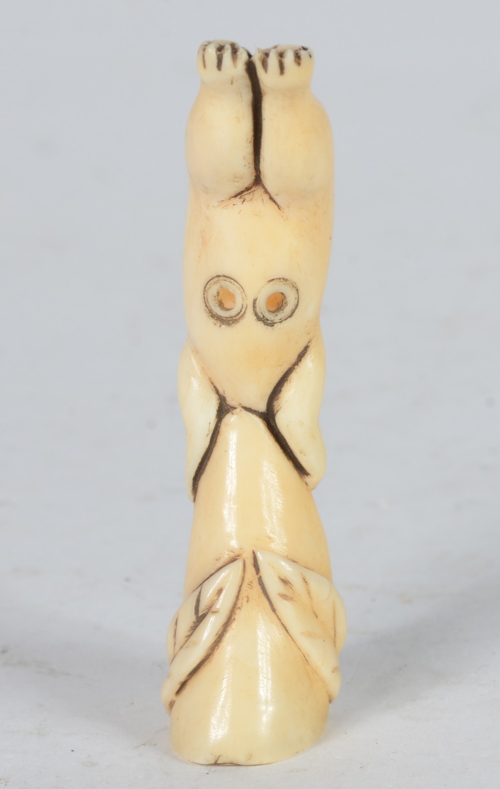 Netsuke de marfim representando coelho, assinado. - foto 4 de 5