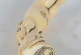 Netsuke de marfim representando coelho, assinado. - Netsuke de marfim representando coelho, assinado.