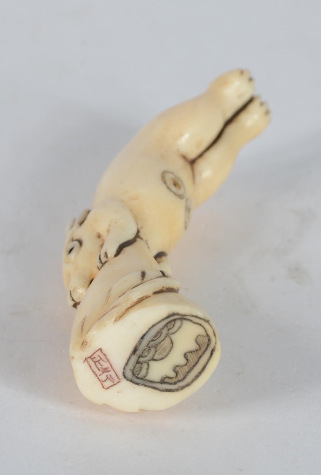 Netsuke de marfim representando coelho, assinado. - foto 5 de 5