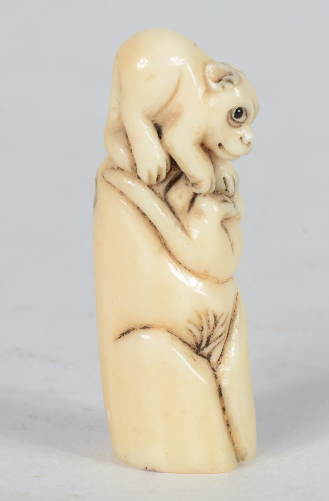 Netsuke de marfim representando animais, assinado. - foto 1 de 6