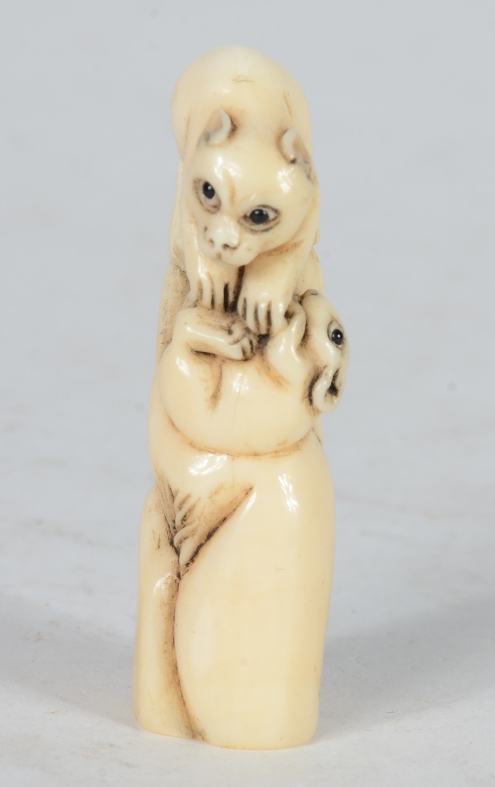 Netsuke de marfim representando animais, assinado. - foto 2 de 6