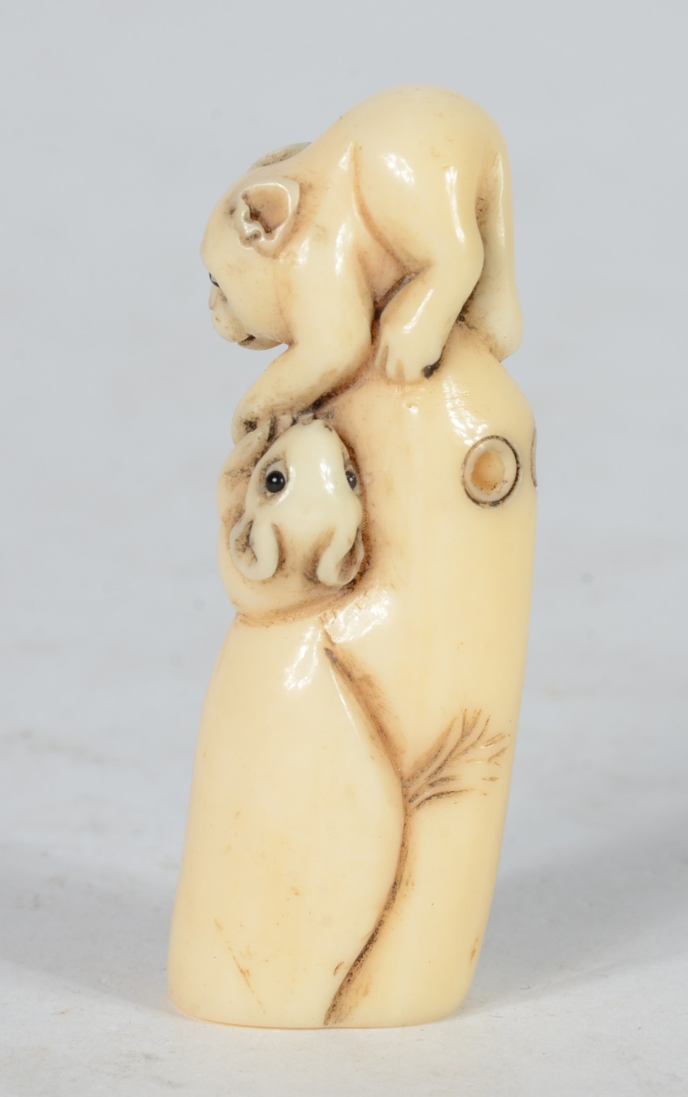 Netsuke de marfim representando animais, assinado. - foto 3 de 6