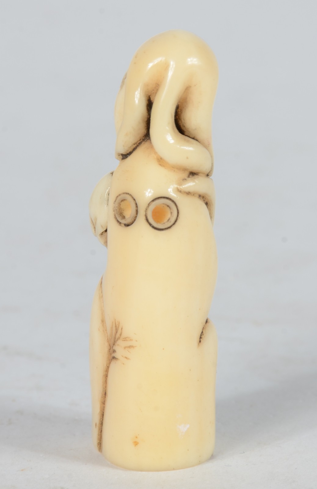 Netsuke de marfim representando animais, assinado. - foto 4 de 6