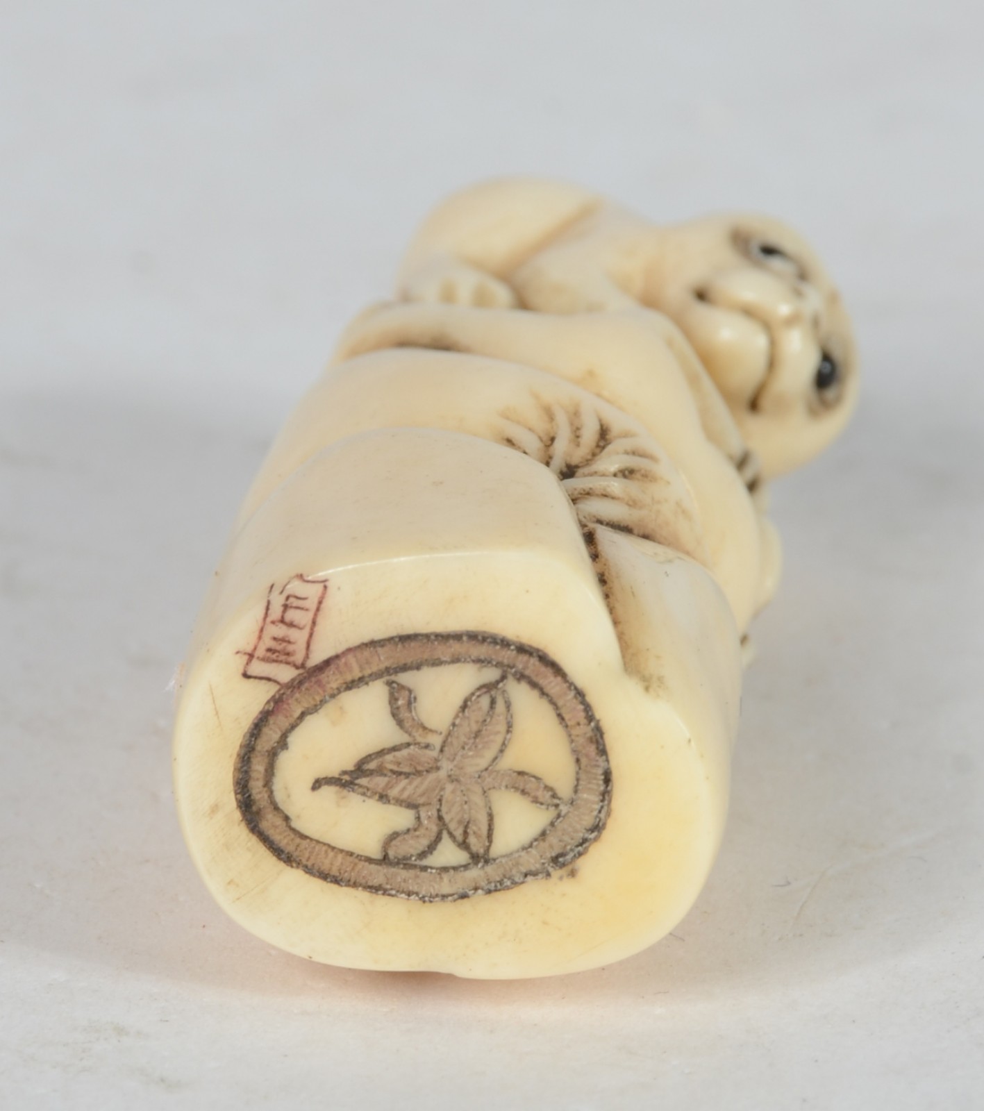 Netsuke de marfim representando animais, assinado. - foto 5 de 6