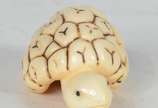 Netsuke de marfim representando tartaruga, assi... - Netsuke de marfim representando tartaruga, assinado.