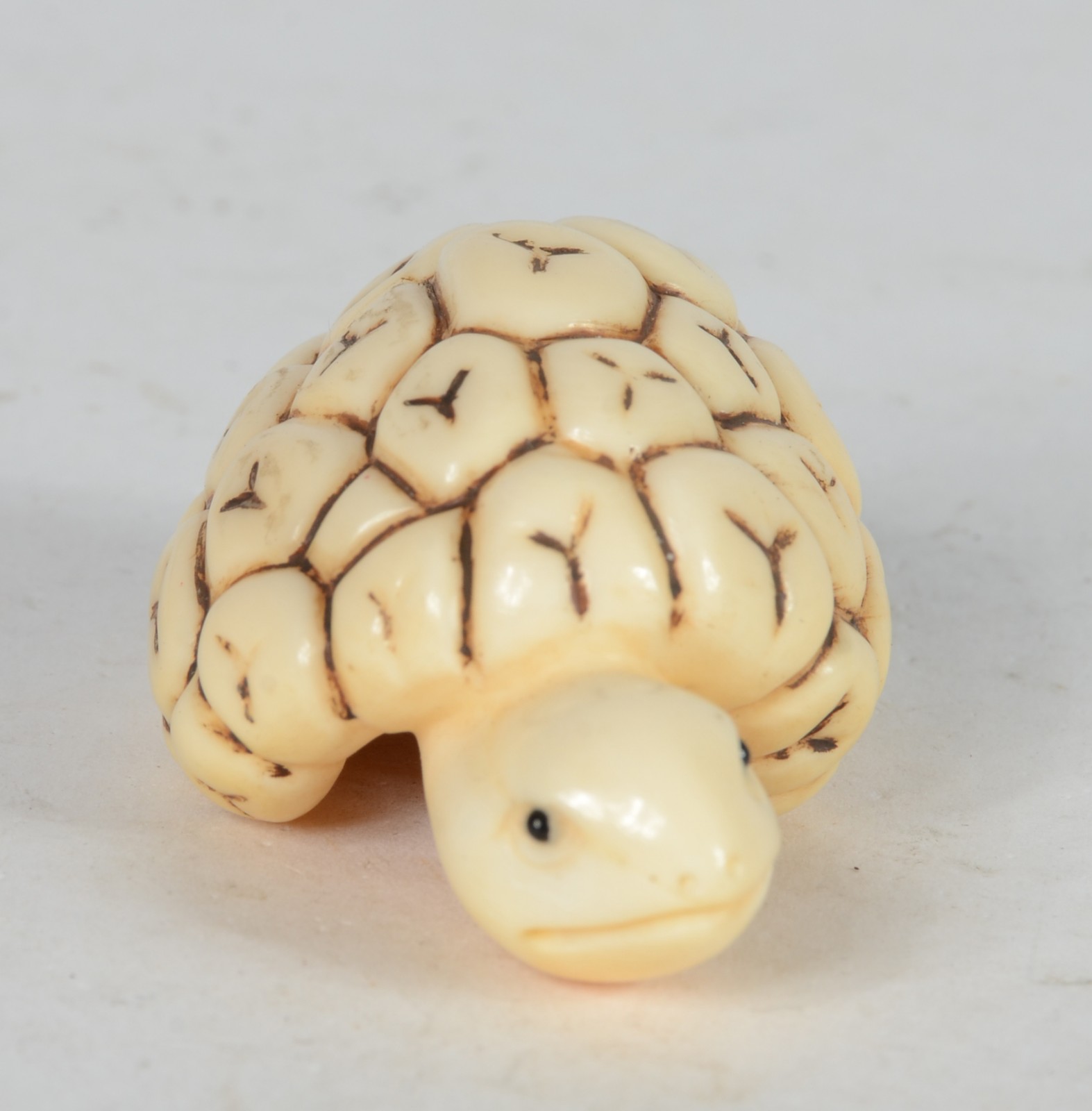 Netsuke de marfim representando tartaruga, assinado. - foto 1 de 6
