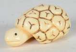 Netsuke de marfim representando tartaruga, assi... - Netsuke de marfim representando tartaruga, assinado.