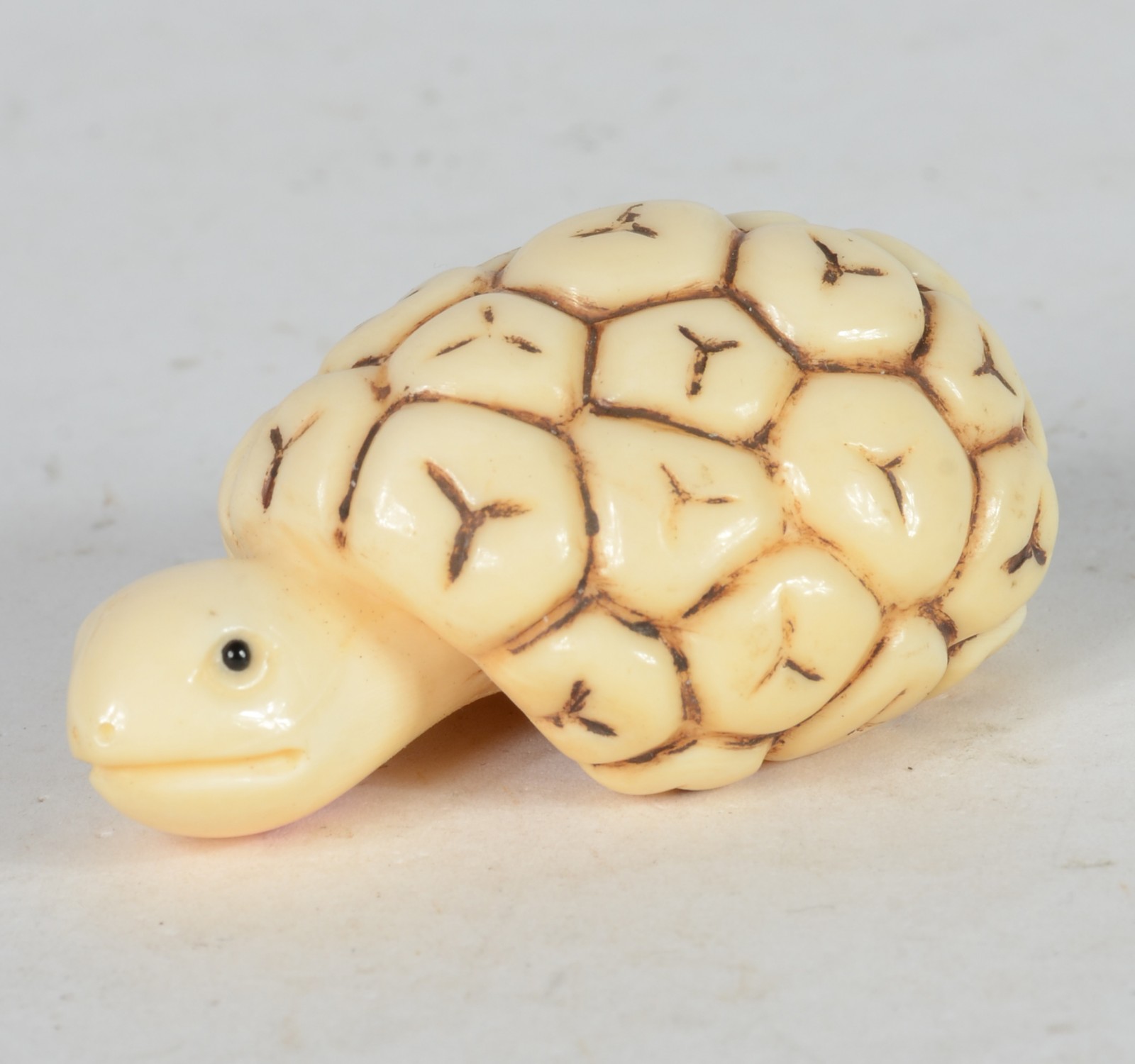 Netsuke de marfim representando tartaruga, assinado. - foto 2 de 6
