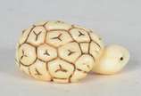Netsuke de marfim representando tartaruga, assi... - Netsuke de marfim representando tartaruga, assinado.