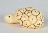 Netsuke de marfim representando tartaruga, assi... - Netsuke de marfim representando tartaruga, assinado.