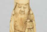 Netsuke de marfim representando ancião, assinado. - Netsuke de marfim representando ancião, assinado.