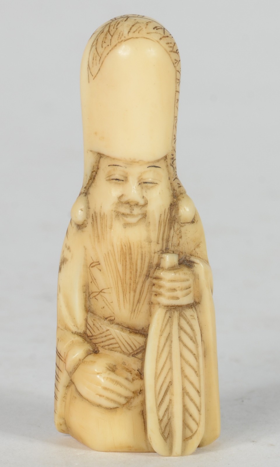 Netsuke de marfim representando ancião, assinado. - foto 1 de 5