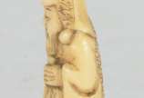 Netsuke de marfim representando ancião, assinado. - Netsuke de marfim representando ancião, assinado.