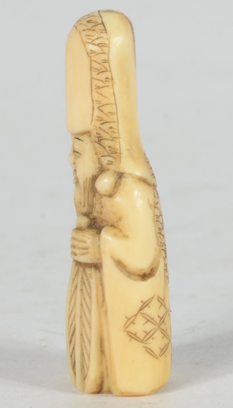 Netsuke de marfim representando ancião, assinado. - foto 2 de 5