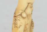 Netsuke de marfim representando ancião, assinado. - Netsuke de marfim representando ancião, assinado.