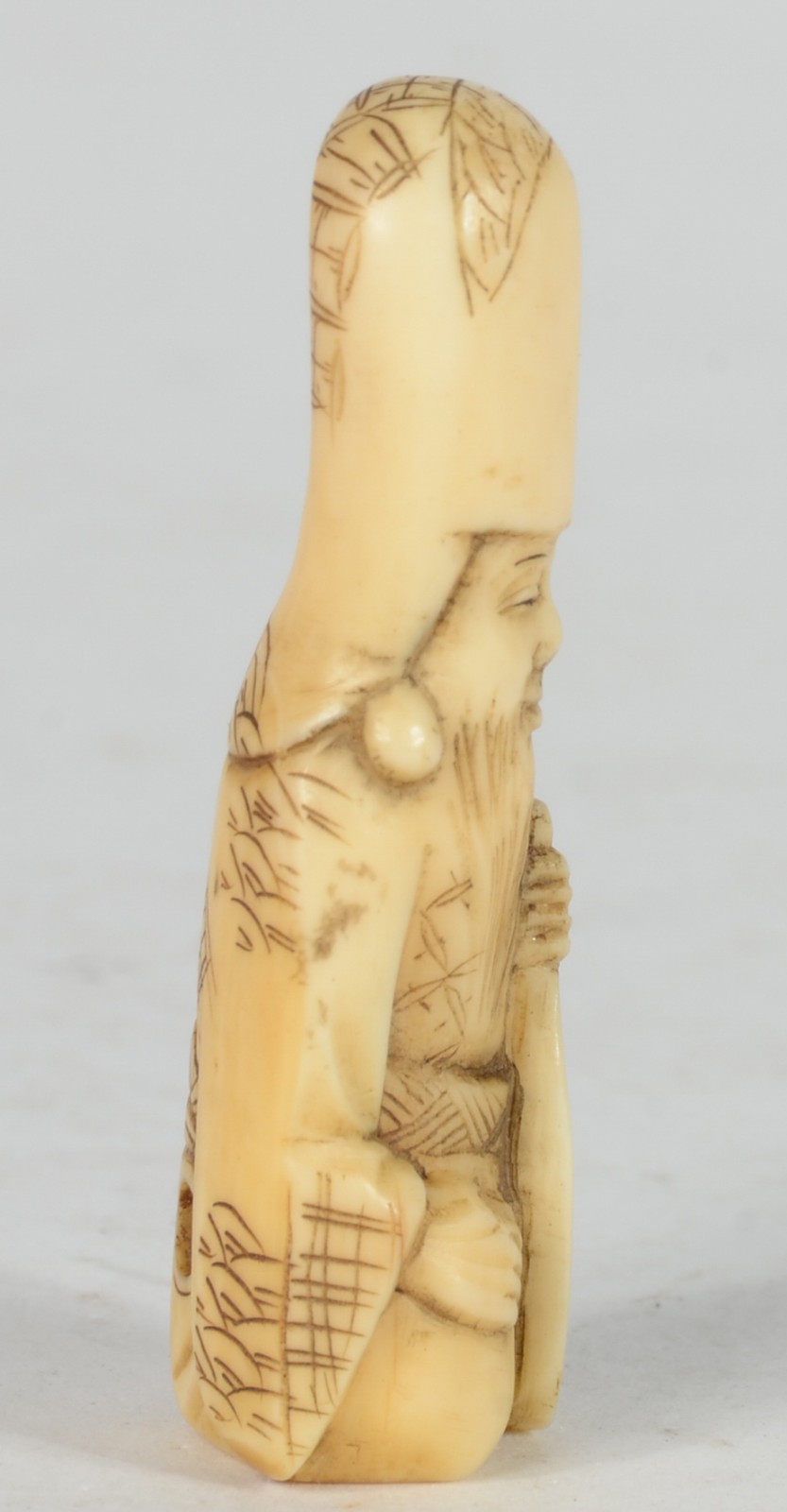 Netsuke de marfim representando ancião, assinado. - foto 3 de 5