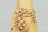 Netsuke de marfim representando ancião, assinado. - Netsuke de marfim representando ancião, assinado.