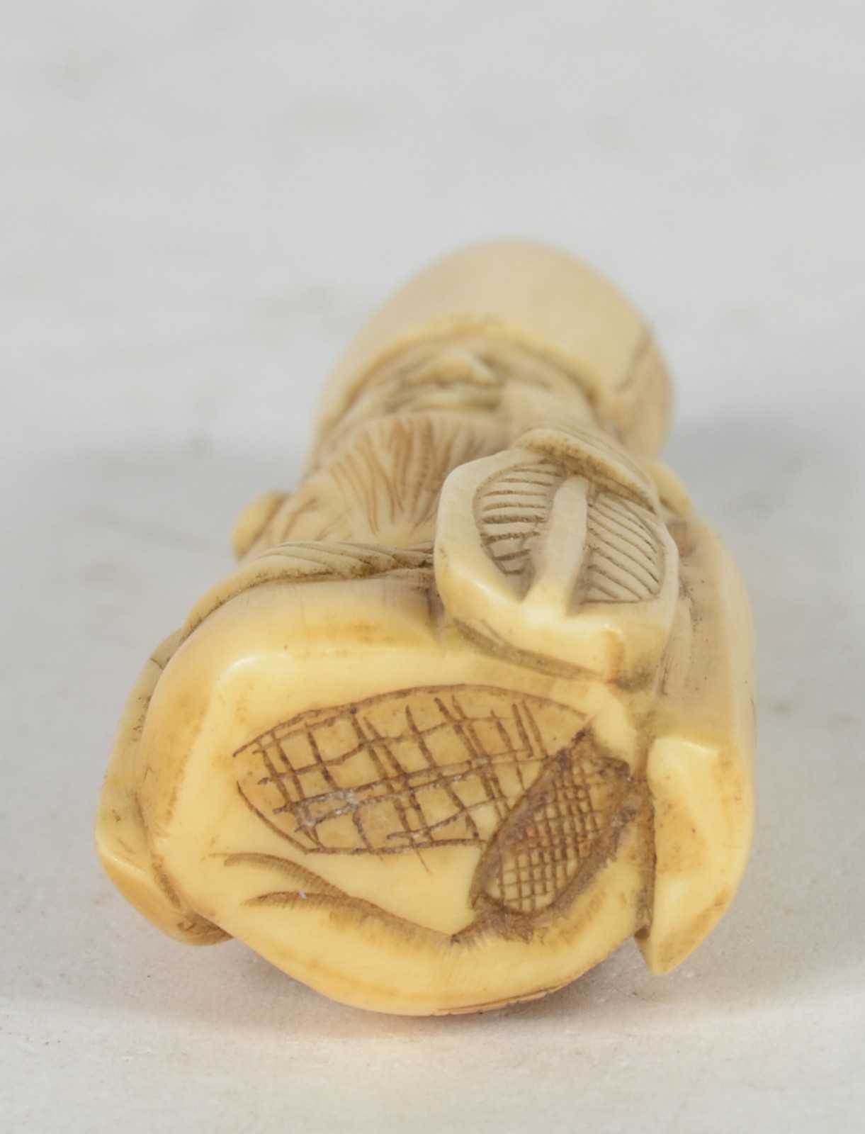Netsuke de marfim representando ancião, assinado. - foto 5 de 5