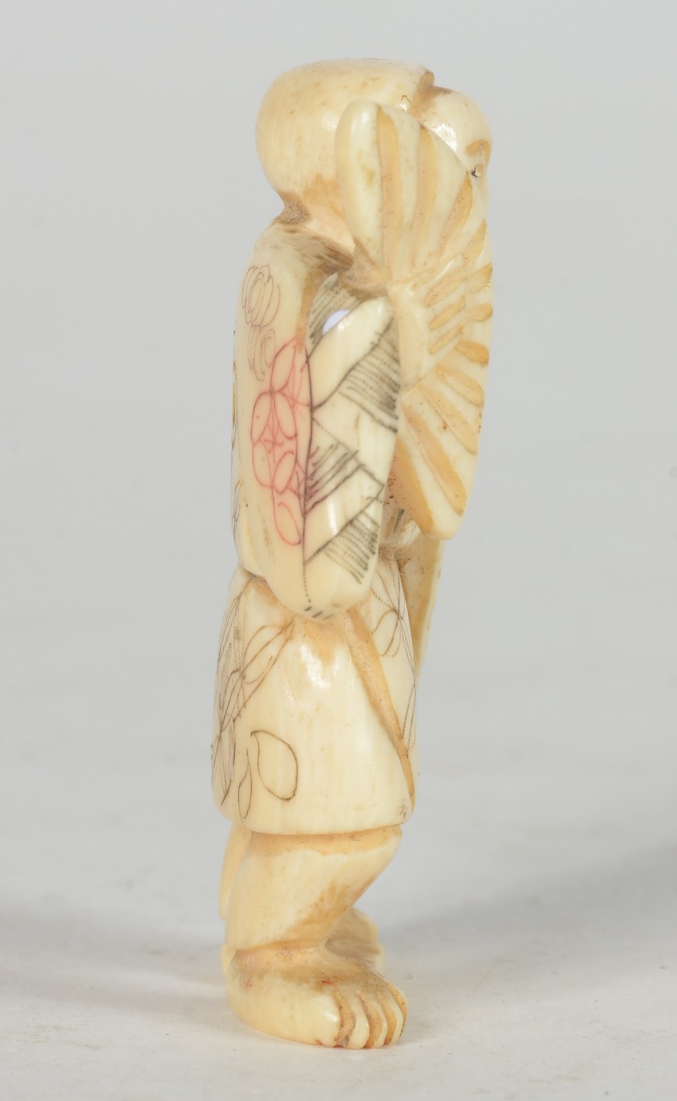 Netsuke de marfim representando figura masculina com leque. - foto 2 de 5