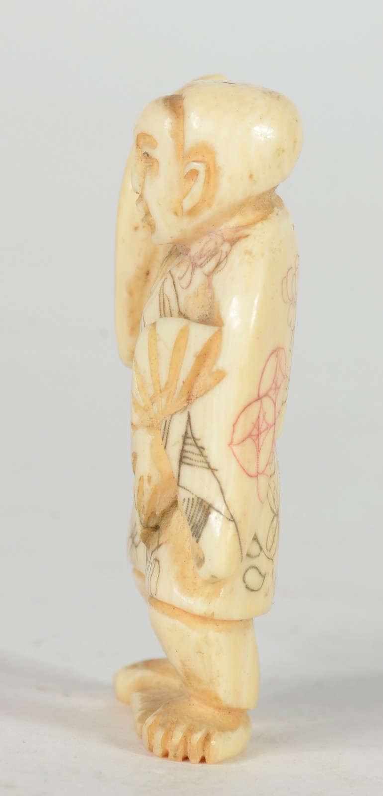 Netsuke de marfim representando figura masculina com leque. - foto 3 de 5