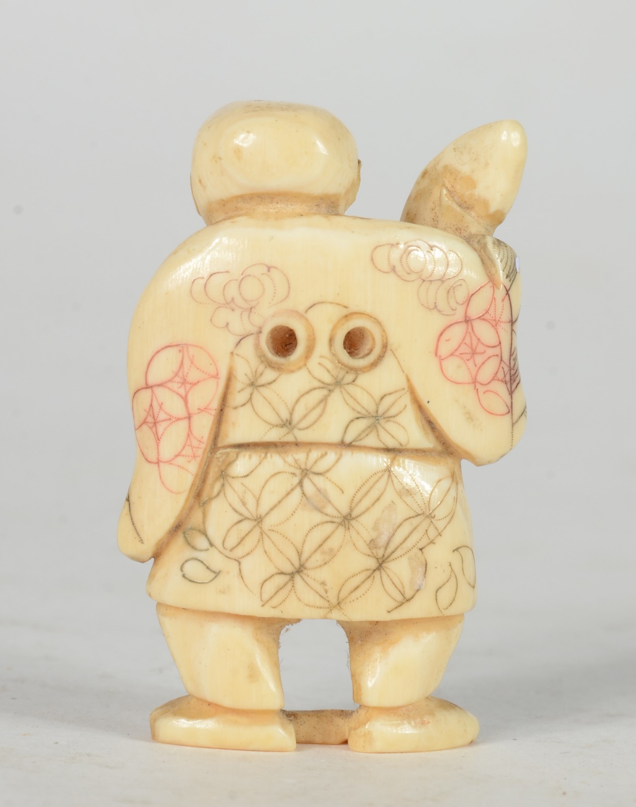 Netsuke de marfim representando figura masculina com leque. - foto 4 de 5