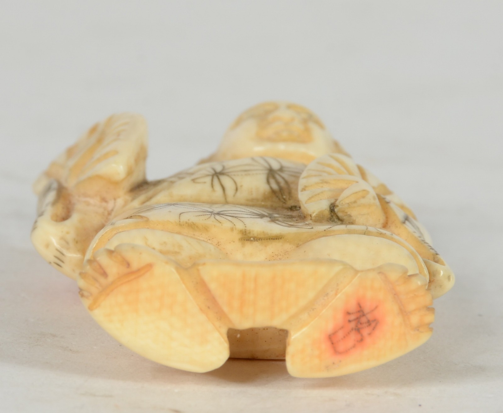 Netsuke de marfim representando figura masculina com leque. - foto 5 de 5