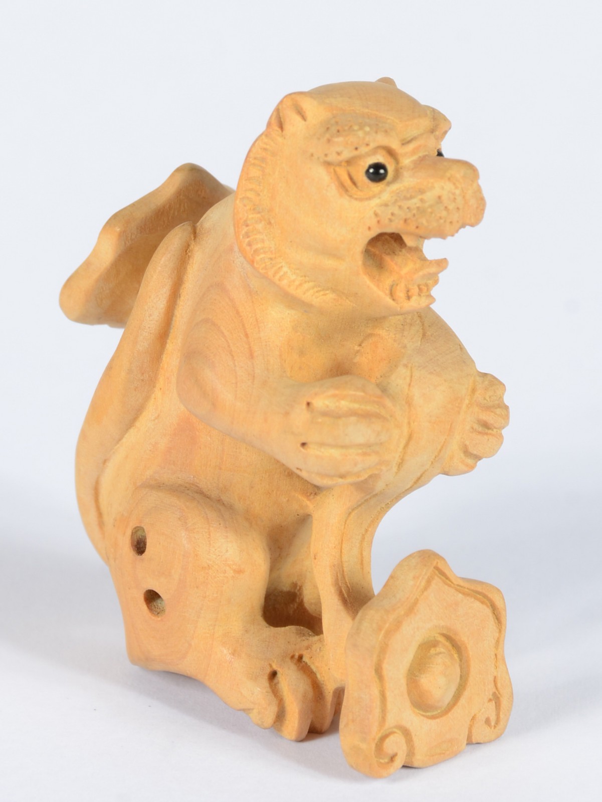 Netsuke de madeira representando cão de fó. - foto 1 de 6