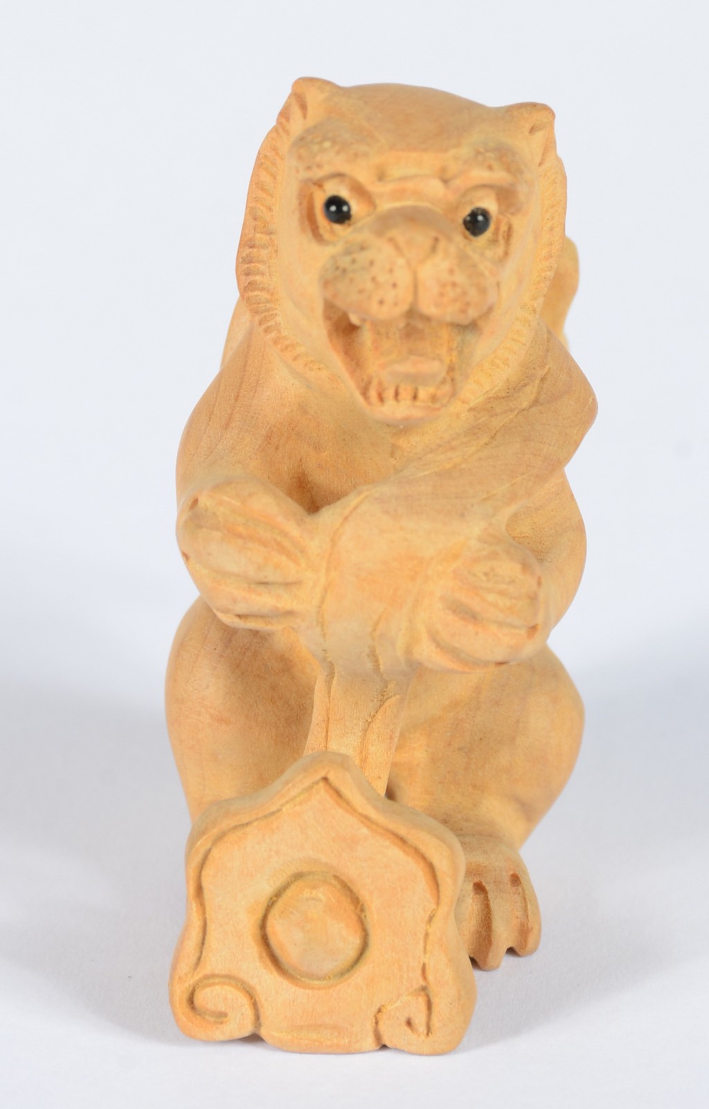 Netsuke de madeira representando cão de fó. - foto 2 de 6