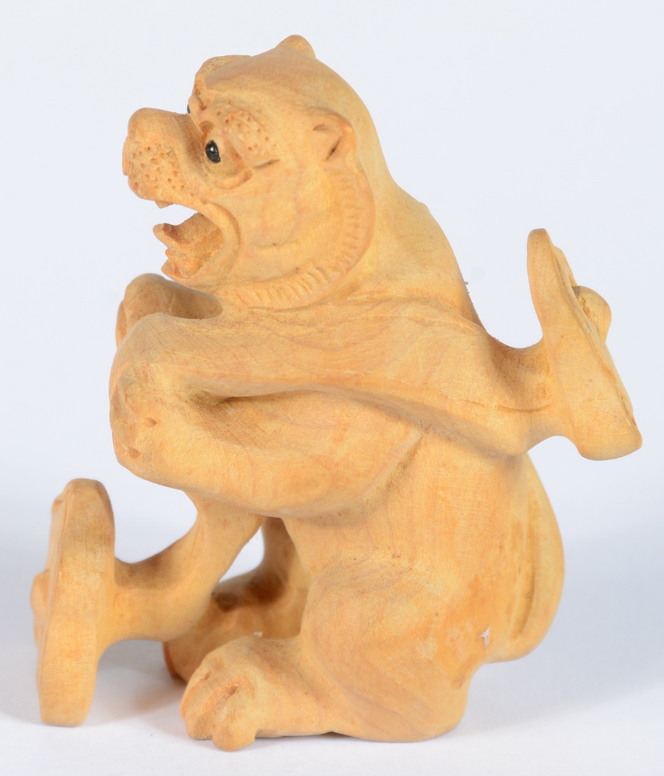 Netsuke de madeira representando cão de fó. - foto 3 de 6
