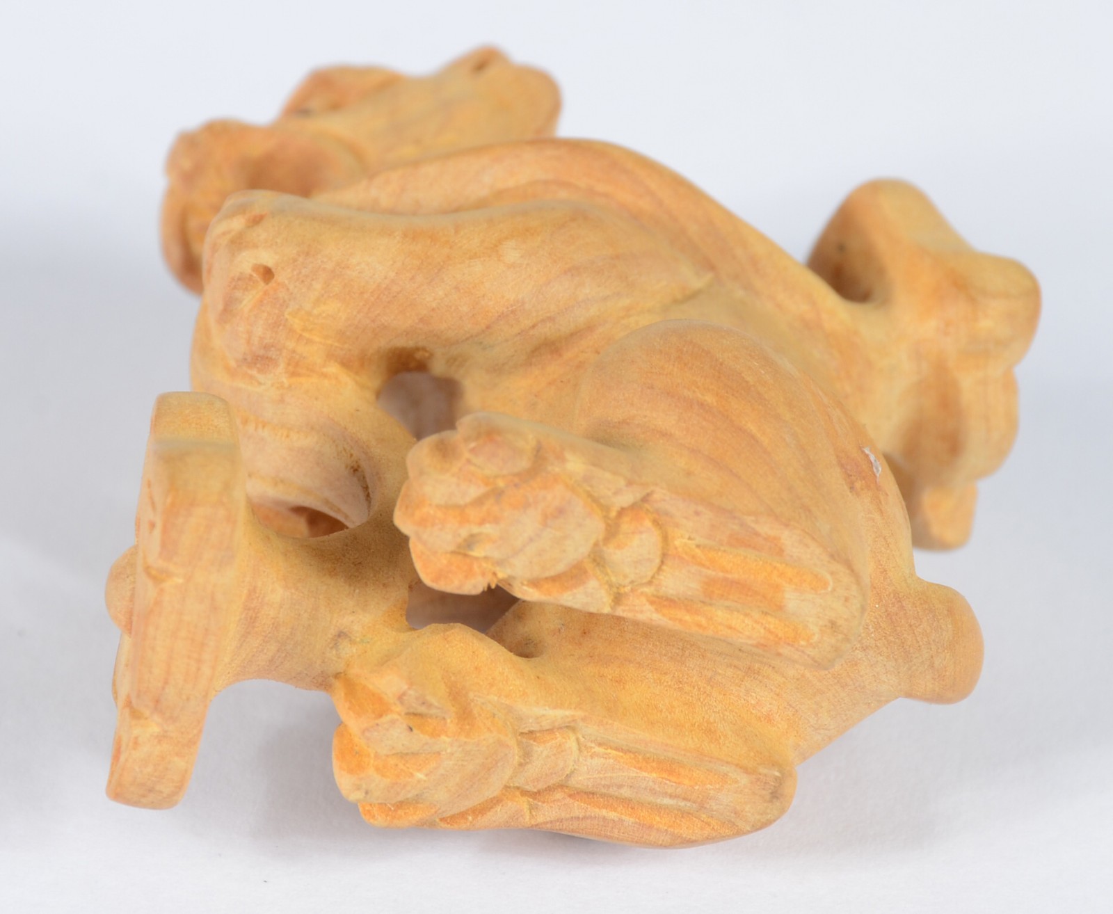 Netsuke de madeira representando cão de fó. - foto 6 de 6