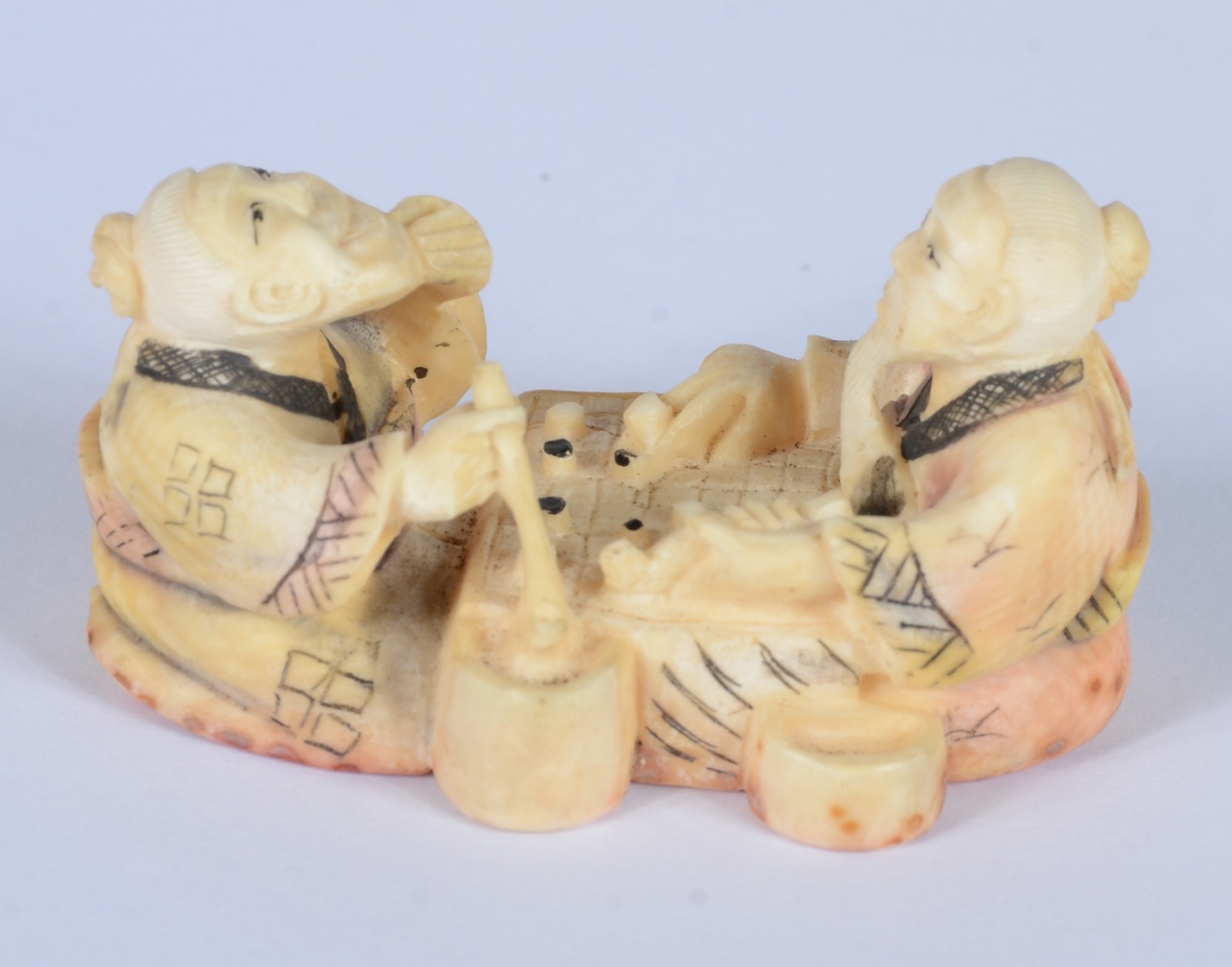 Netsuke de marfim representando figuras masculinas "jogando"... - foto 1 de 6