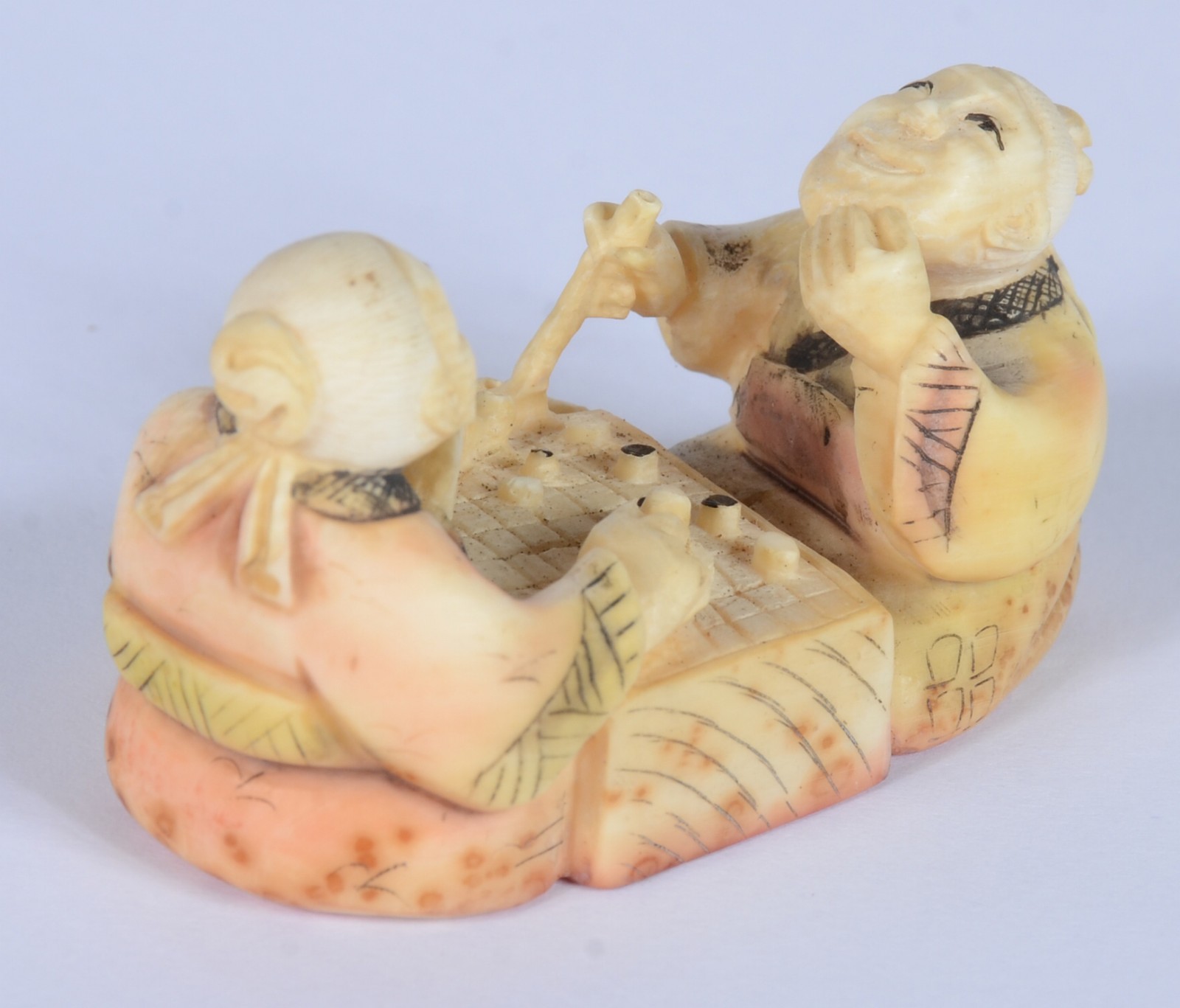 Netsuke de marfim representando figuras masculinas "jogando"... - foto 2 de 6