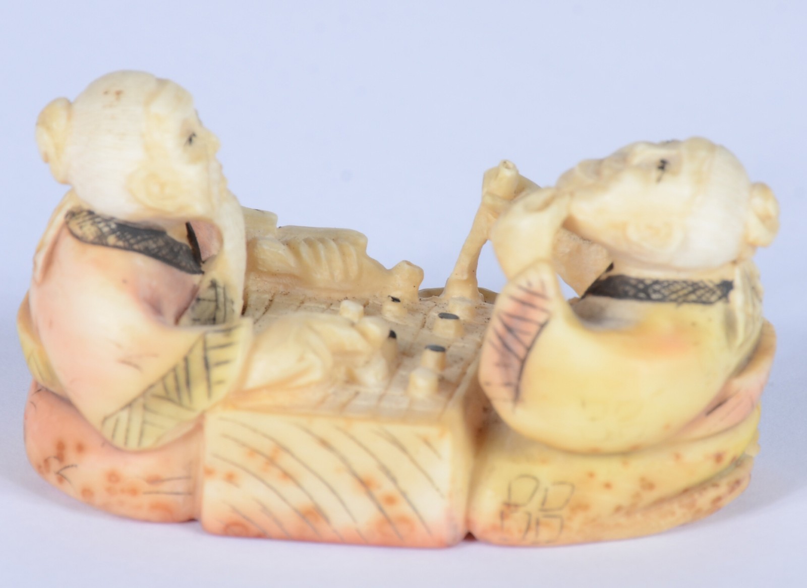 Netsuke de marfim representando figuras masculinas "jogando"... - foto 3 de 6