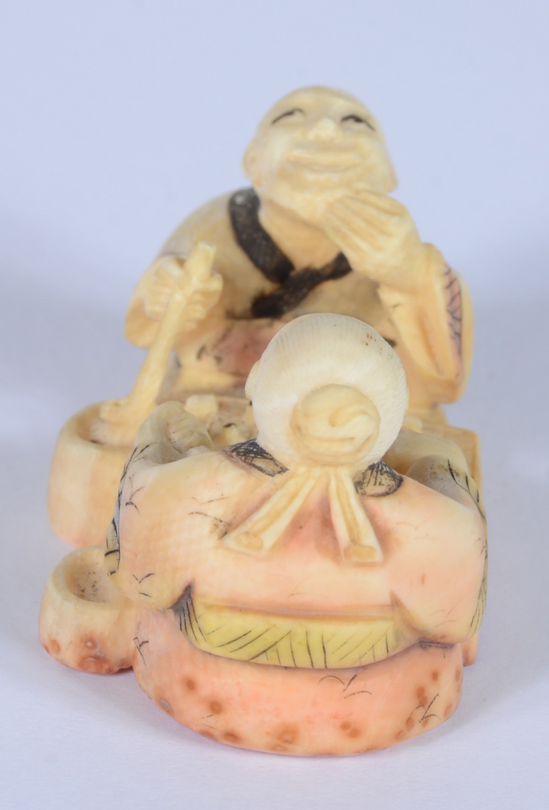Netsuke de marfim representando figuras masculinas "jogando"... - foto 4 de 6
