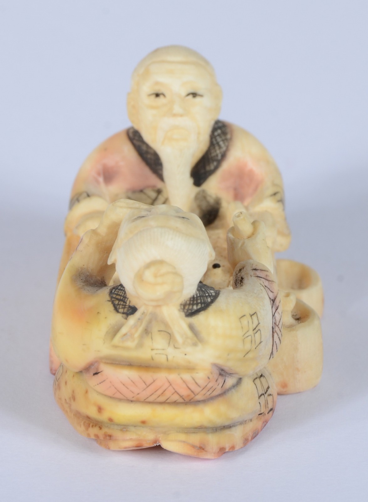 Netsuke de marfim representando figuras masculinas "jogando"... - foto 5 de 6