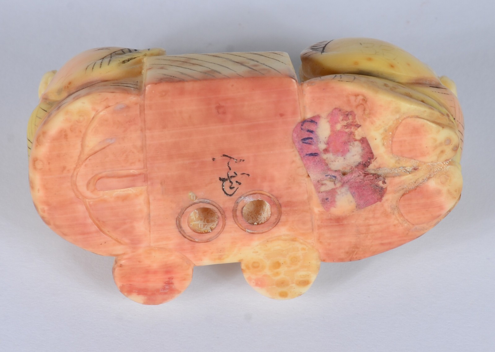 Netsuke de marfim representando figuras masculinas "jogando"... - foto 6 de 6