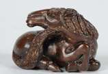 Netsuke de madeira representando cavalo. - Netsuke de madeira representando cavalo.