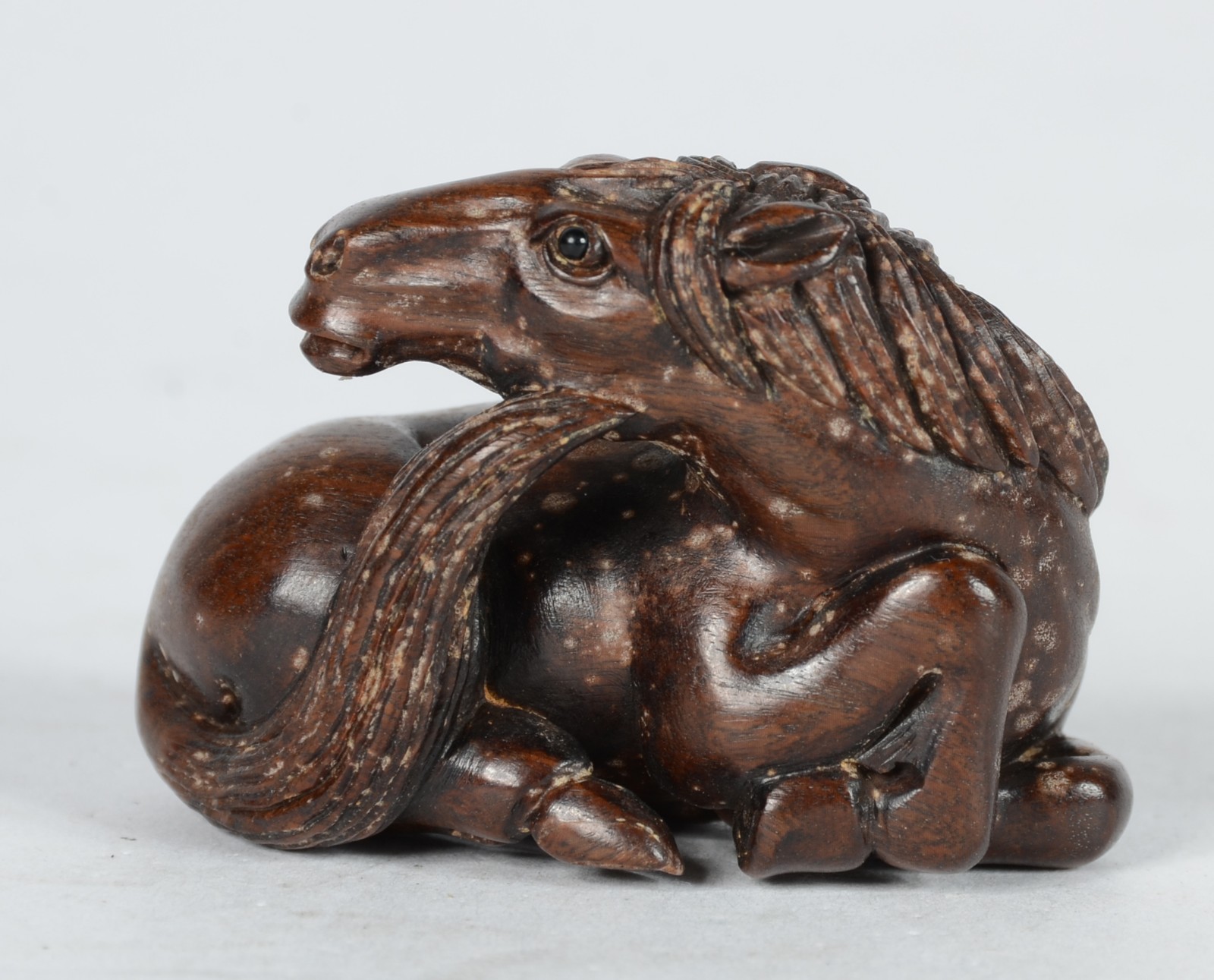 Netsuke de madeira representando cavalo. - foto 1 de 6